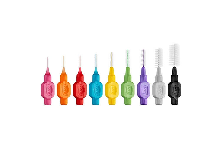 مسواکهای بین دندانی که قابلیت خم شدن دارند، برای دسترسی به نواحی دورتر، مثل دندانهای پشتی، مناسبتر هستند.